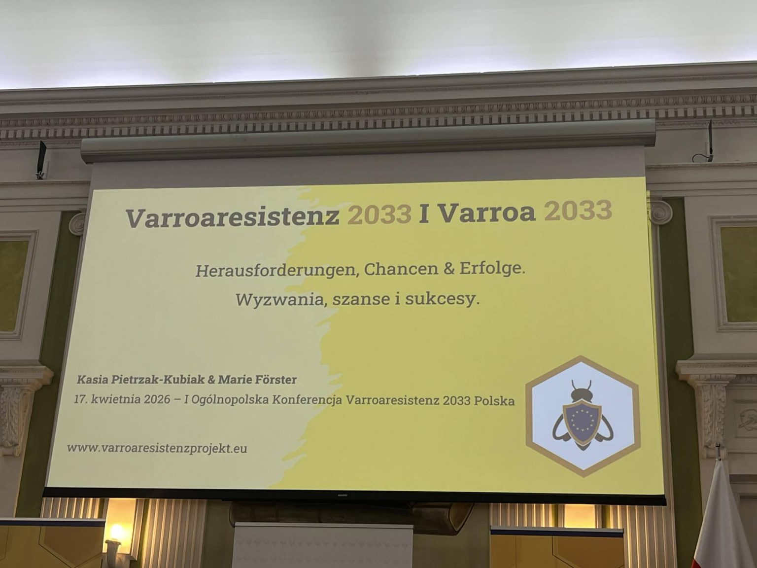 Sala wykładowa pełna pszczelarzy podczas konferencji Varroaresistenz Polska 2033 w Warszawie